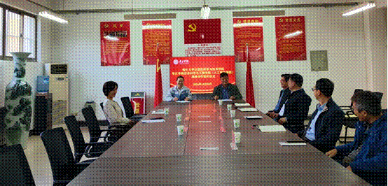 会议室里的人们描述已自动生成